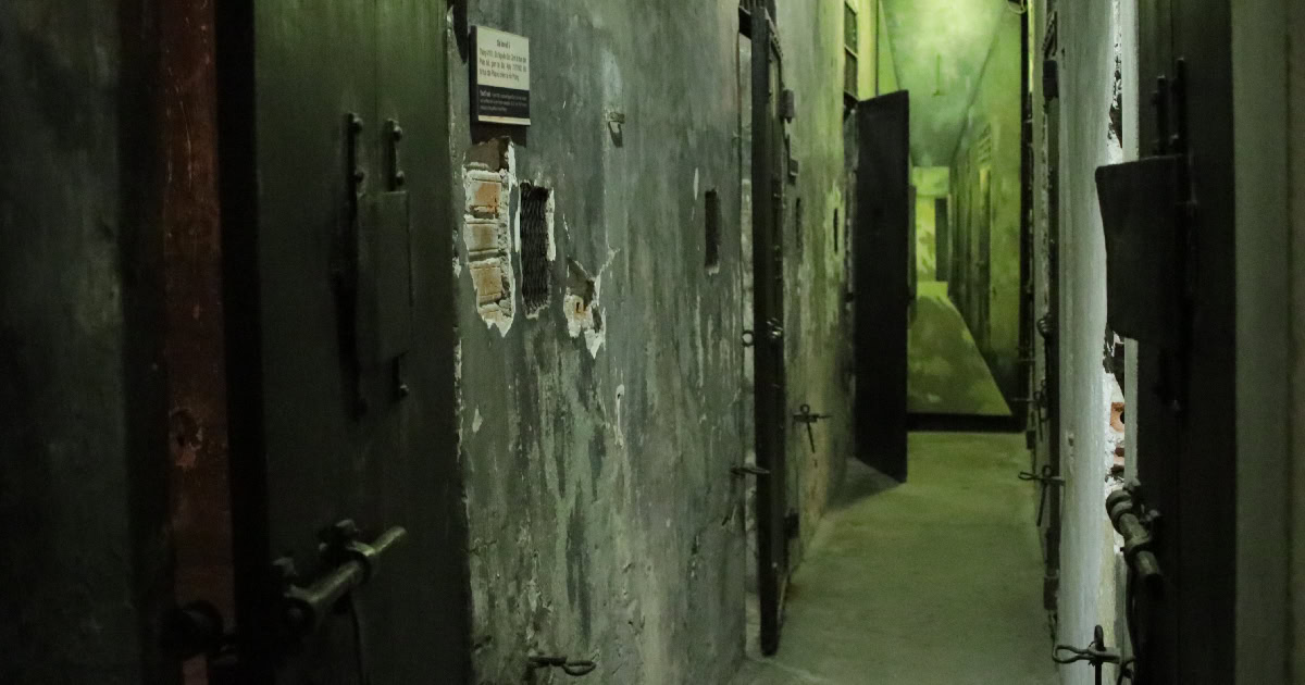 Jail m